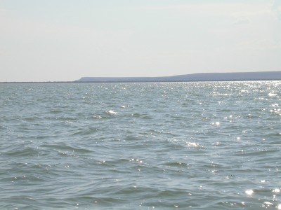 小アラル海からコカラルダム方面（コカラル半島の左の低位部）を望む（その向こうに大アラルがある）