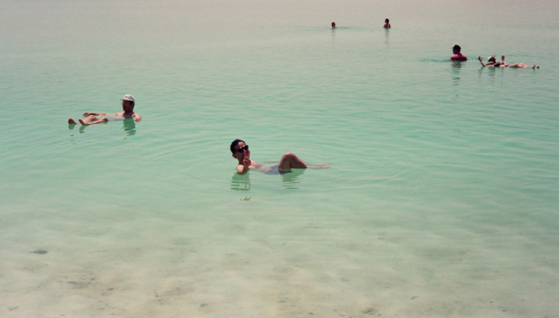 死海で泳ぐ｜写真で辿る100年