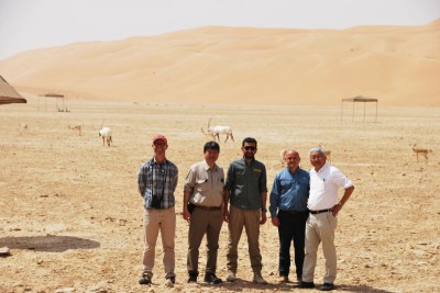 アラムコSyaibh野生動物保護区にて、アラムコ環境保護課の研究員とともに。