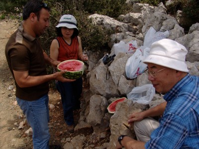 亜高山帯林調査の休憩中にスイカの差し入れ
