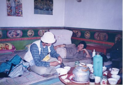 牧民の家でくつろぐ山本博士（鳥大）と吉川博士（岡山大）